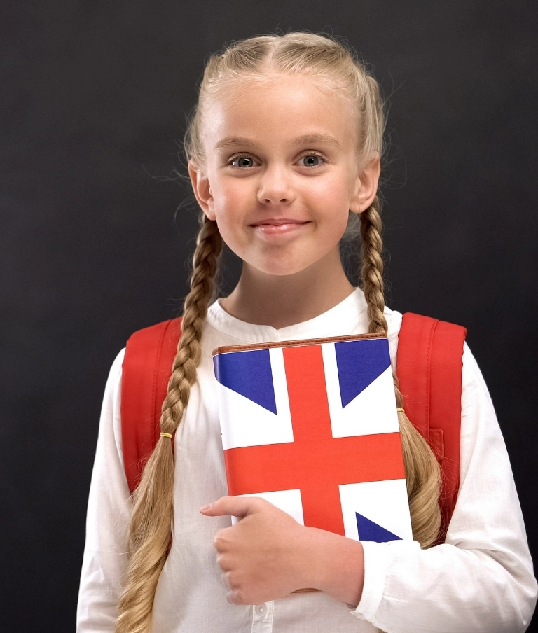dziewczynka w koszulce z flagą Wielkiej Brytanii